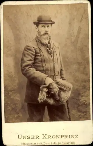 Kabinett Foto Kronprinz Friedrich Wilhelm von Preußen, Portrait als Jäger mit Beute, Pfeife, 1888