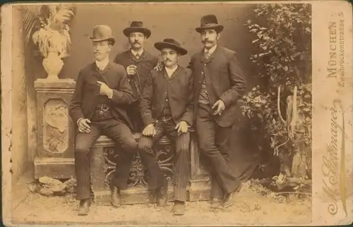 Kabinett Foto Vier Männer in Anzügen, Zigaretten