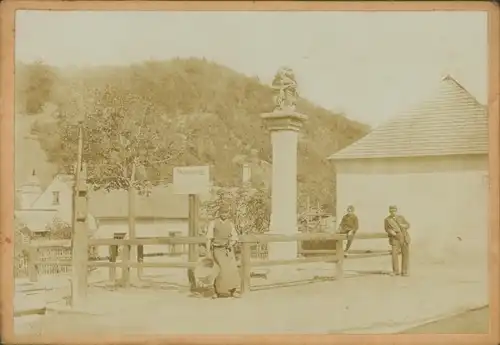 Foto Ortspartie, Denkmal, Schild Warnung, zwei Männer, Böttcher, Junge, Wasserpumpe