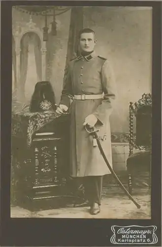 Kabinett Foto München, Deutscher Offizier in Uniformmantel, Paradehelm