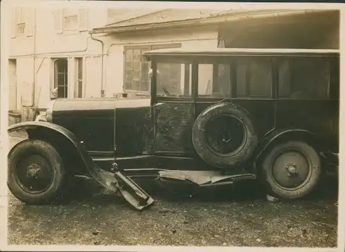 Foto Automobil mit Schäden an der Seite, zerstörtes Trittbrett