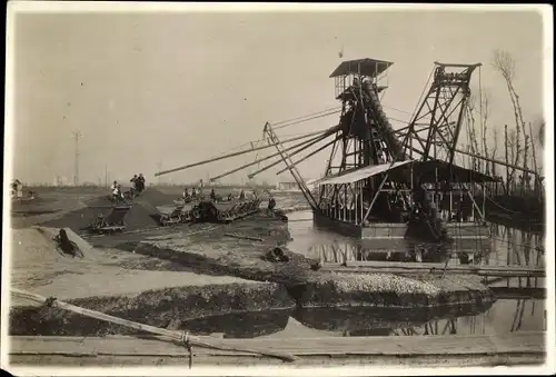 Foto The Renold & Coventry Chain Company Ltd. Manchester, dredge installed near Milan, Baggerschiff