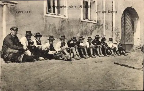 Ak Lowicz Lowitsch Polen, Kriegsschauplatz 1914 1915, Vor der Kirche