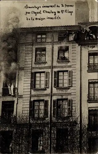 Ak Frankreich, Brennendes Wohnhaus, Feuerwehrleute retten zwei Frauen aus brennender Wohnung