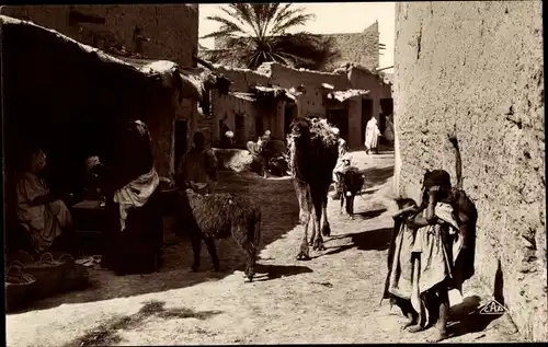 Foto Ak Scenes et Types, Une rue de village arabe, Kamel, Maghreb