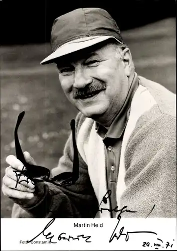 Ak Schauspieler Martin Held, Portrait, Mütze, Sonnenbrille