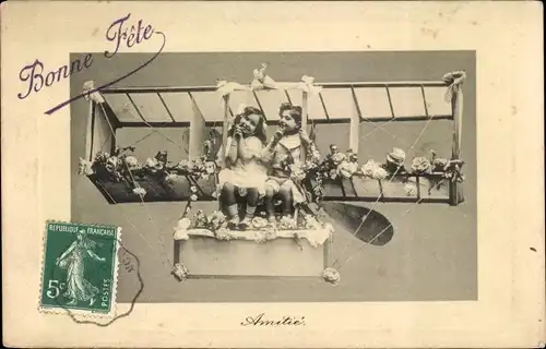 Ak Amitie, Zwei Mädchen in einem Flugzeug, Doppeldecker