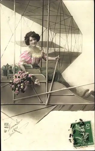 Ak Frau auf einem Flugzeug, Fotomontage