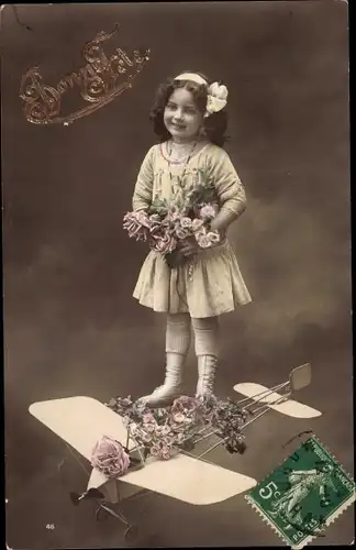 Ak Glückwunsch, Bonne Fete, Mädchen mit Modellflugzeug