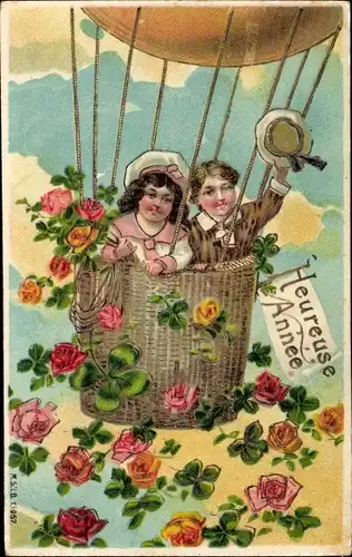 Ak Glückwunsch Neujahr, Kinder in einem Heißluftballon, Rosen, Kleeblätter