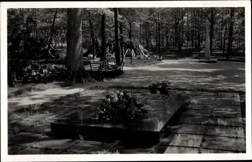 Ak Zlín Gottwaldov in Mähren Region Zlin, Das Grab T. Bafa