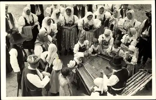 Ak Rožnov pod Radhoštěm Rosenau unter Radhost Region Zlin, Frauen in Tracht lauschen der Musik