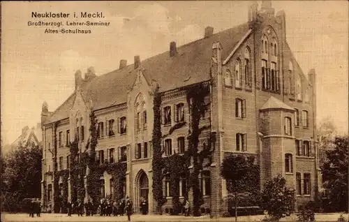 Ak Neukloster in Mecklenburg, Großherzogliches Lehrerseminar, altes Schulhaus