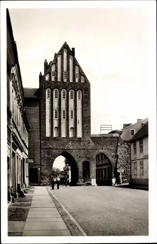 Ak Friedeberg Strzelce Krajenskie Ostbrandenburg, Straßenpartie mit Blick auf das Driesener Tor