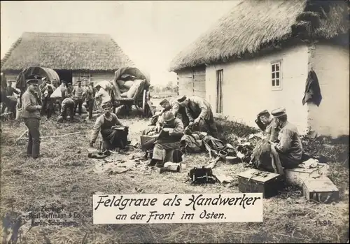 Riesen Ak Deutsche Feldgraue als Handwerker an der Front im Osten