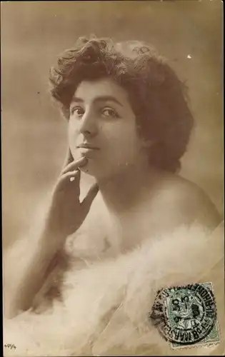 Ak Frau in Kleid, Portrait, Federboa