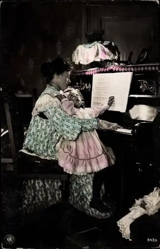 Ak Frau in Kleid, Portrait mit Mädchen, Klavier, Partitur