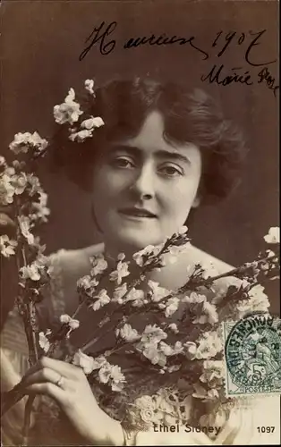 Ak Schauspielerin Ethel Sidney, Portrait, Blumenzweige