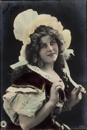Ak Frau in Kleid, Portrait, Haube
