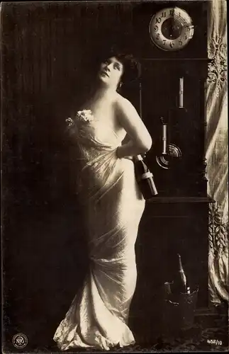 Ak Glückwunsch Neujahr, Standuhr, Frau in Kleid, Portrait, Sektflaschen, Sektkübel