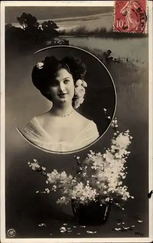 Passepartout Ak Frau in Kleid, Portrait, Blumen im Haar, Blumenkorb