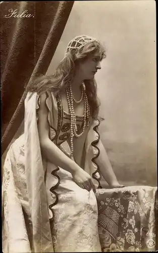 Ak Frau in Kleid, Portrait, Perlenkette