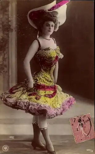 Ak Frau in Kleid, Portrait, Hut, Strümpfe