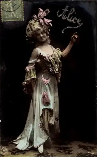 Glitzer Ak Frau in Kleid, Portrait, Hut