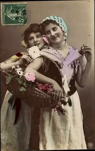 Ak zwei Bäuerinnen in Kleidern, Portrait, Blumenkorb, Glückwunschkarte