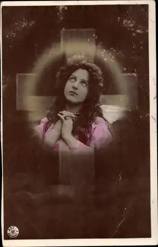Ak Frau in Kleid, Portrait, Gebet, Kreuz