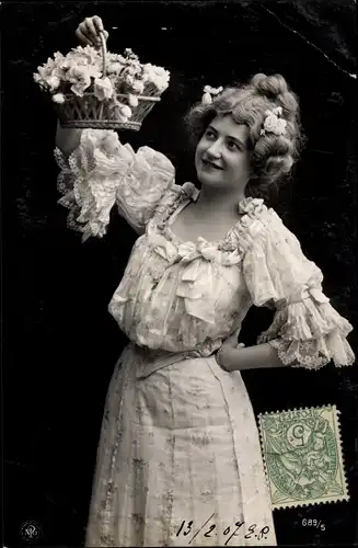Ak Frau in Kleid, Portrait, Blumenkorb