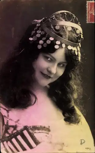 Ak Frau in orientalischem Kleid, Portrait, Kopfschmuck