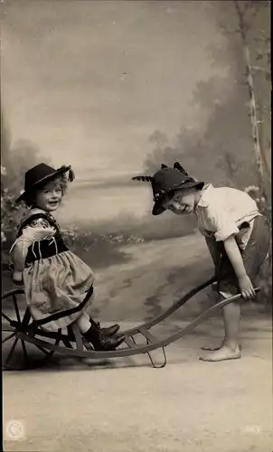 Ak Kinder in Tracht, Portrait, Schubkarren