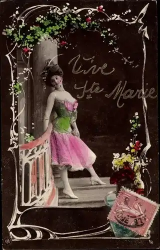 Passepartout Ak Frau in Kleid, Portrait, Blumenvase, Vive Sainte Marie