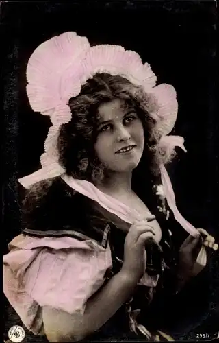 Ak Frau in Kleid, Portrait, Haube