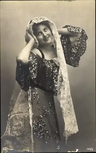 Ak Frau in Kleid, Portrait, Haube