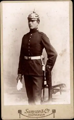 CdV München, deutscher Soldat, Portrait in Uniform, Pickelhaube