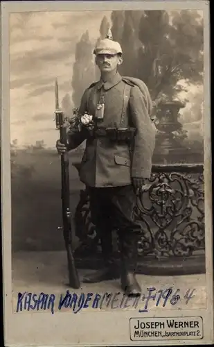 CdV München, Soldat Kaspar Vordermeier, Portrait in Uniform, Pickelhaube, Bajonett