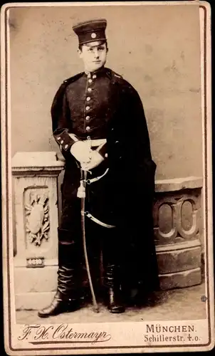 CdV München, Soldat in Uniform, Standportrait
