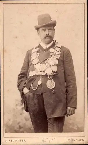 CdV Männerportrait, Schützenkönig mit Ordenskette