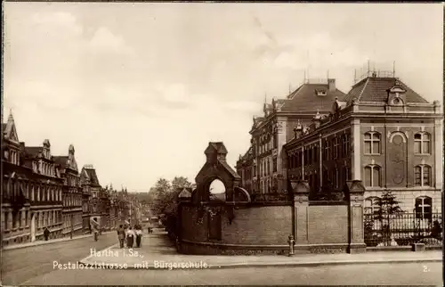 Ak Hartha Mittelsachsen, Pestalozzistraße mit Bürgerschule