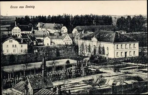 Ak Bretnig Hauswalde im Kreis Bautzen, Blick auf den Ort, Schornstein, Gärten, Turnhalle