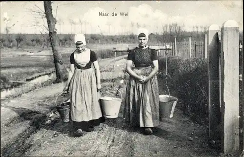 Ak Naar de Wei, Zwei Frauen in niederländischen Trachten, Wasserträgerinnen