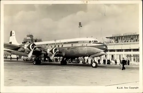 Ak Schiphol, Niederländisches Passagierflugzeug, Douglas DC 6 B Jan van Riebeeck, KLM