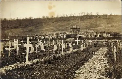 Foto Ak Viéville en Haye Meurthe et Moselle, Partie auf einem Soldatenfriedhof