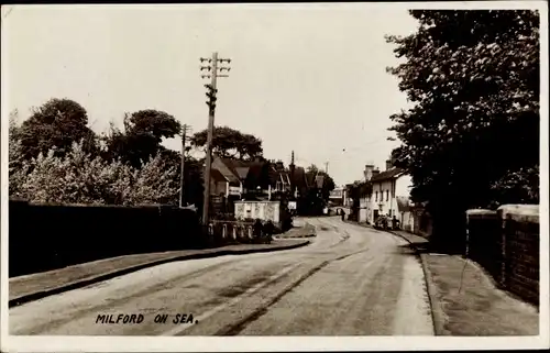 Ak Milford on Sea Hampshire England, Straßenpartie im Ort