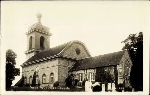 Foto Ak West Wycombe Buckinghamshire, Church, Kirche mit Friedhof