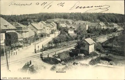 Ak Boncourt Kanton Jura, Totalansicht der Ortschaft, Bahnschienen