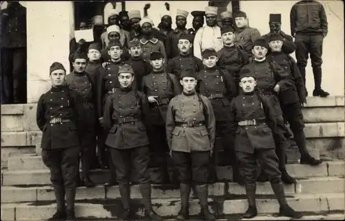 Foto Ak Französische Soldaten in Uniformen, Kolonialkrieger, Gruppenaufnahme