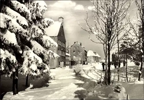 Ak Johanngeorgenstadt im Erzgebirge Sachsen, Neustadt, Leninstraße im Winter, Schnee